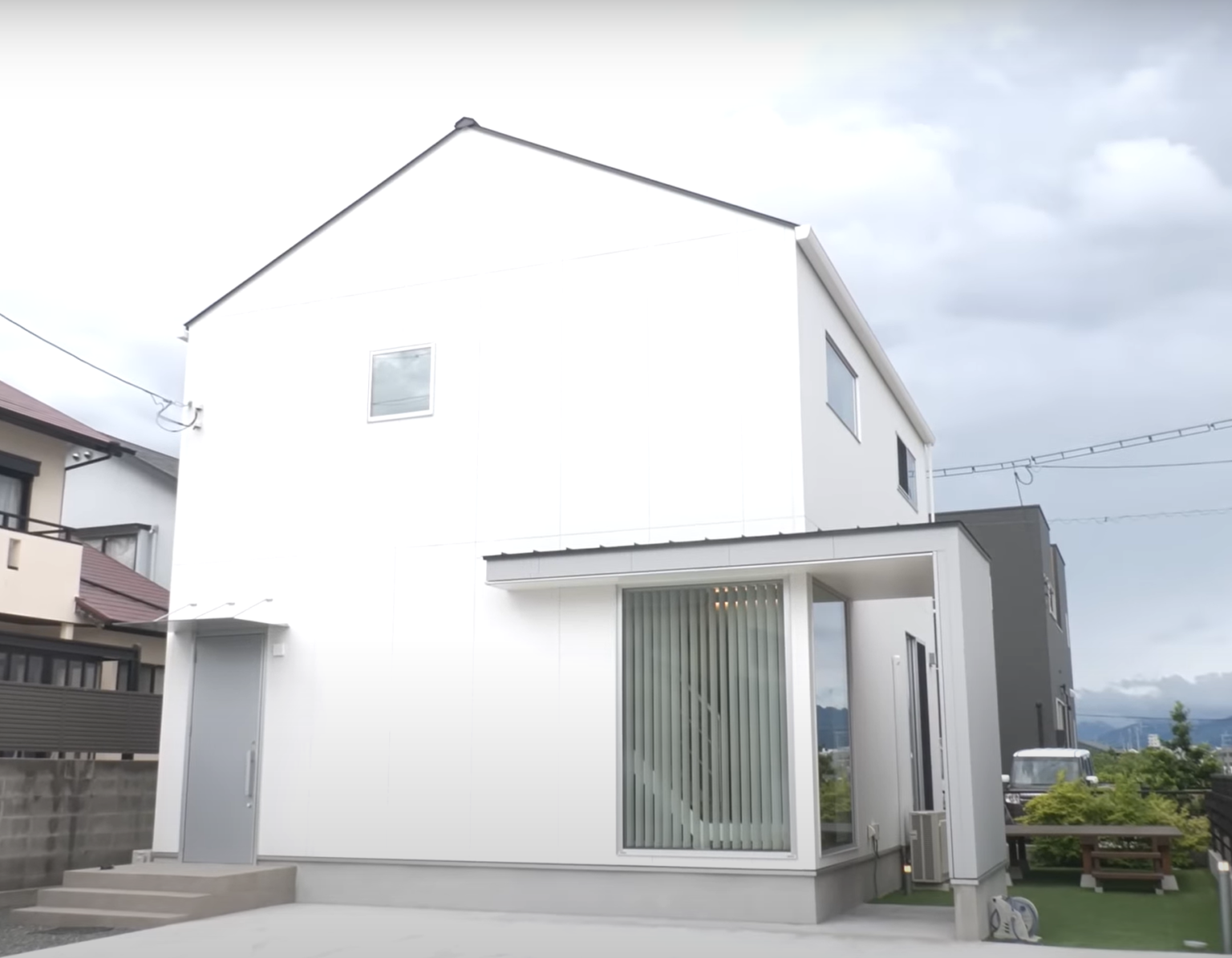 三角屋根の家のおしゃれな実例4選！メリット・デメリットやコツも解説 - リブタイムズ｜戸建てを考える方のためのフリーマガジン