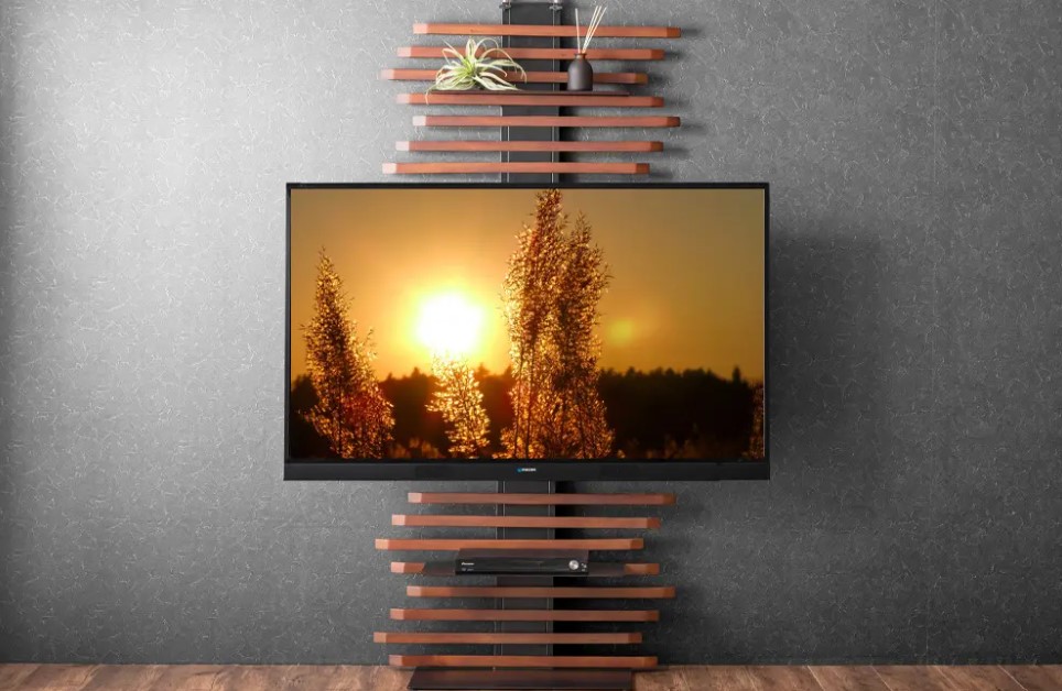テレビ上のデッドスペースが無垢材のアートに変身。天然木のテレビ 